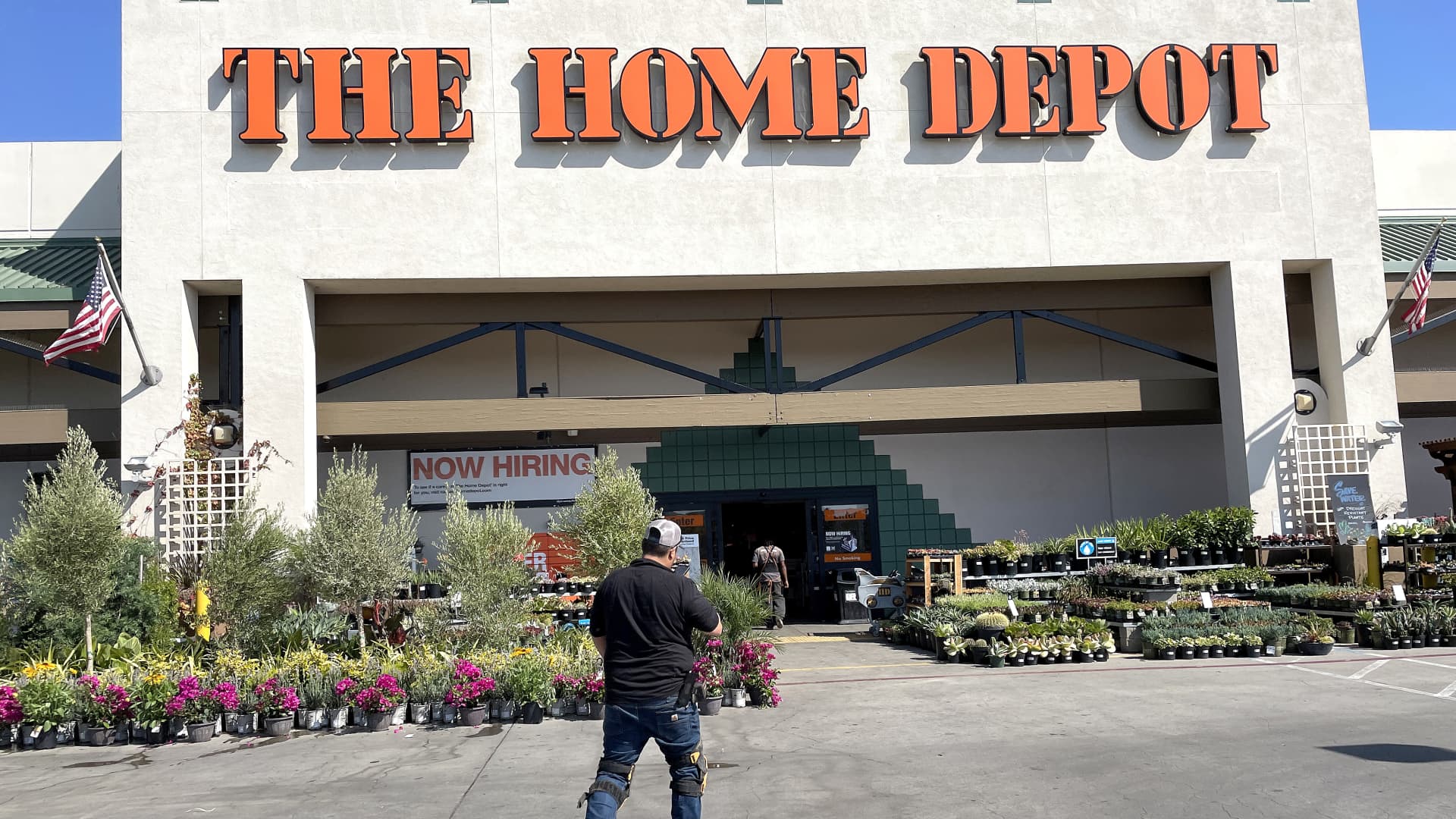 Dwelling Depot and Lowe’s cite robust demand, however softening could possibly be forward