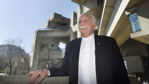 Famend architect Moshe Safdie presents archive and Habitat 67 apartment unit to McGill