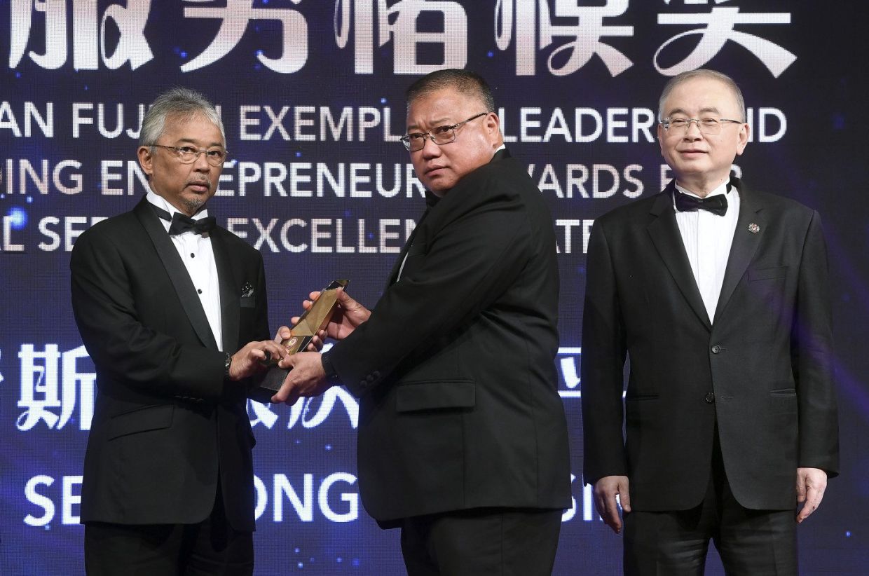 King presents awards at Hokkien associations’ federation dinner