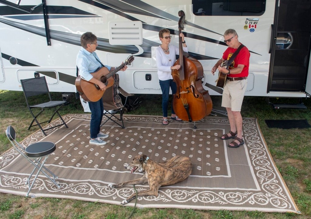 Lengthy-distance pals, bluegrass fans reunite in Litchfield for Blistered Fingers competition