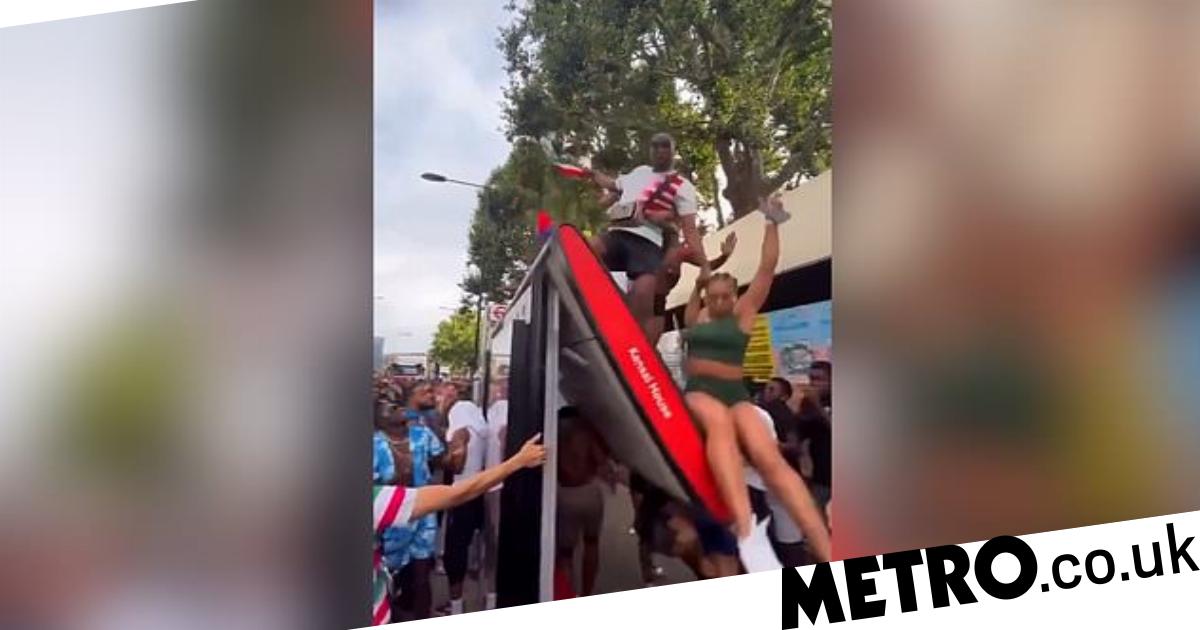 Bus cease roof collapses after Notting Hill Carnival goers dance on it – Metro.co.uk