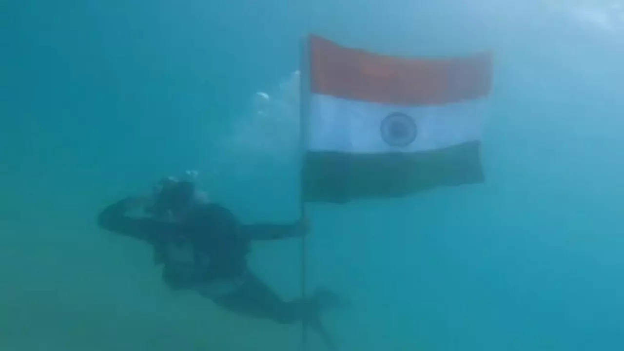 ICG celebrates I-Day in style, hoists National Flag underwater at Andaman & Nicobar Islands coast [WATCH]