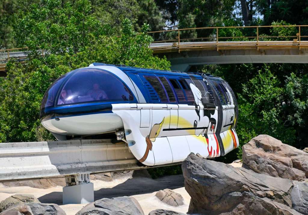 Disneyland Monorail resumes nighttime runs for first time since pandemic closure – San Bernardino Solar