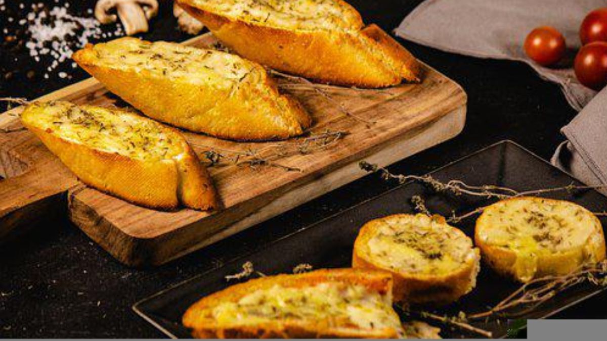 This is How To Make Restaurant-Type Garlic Bread At Residence