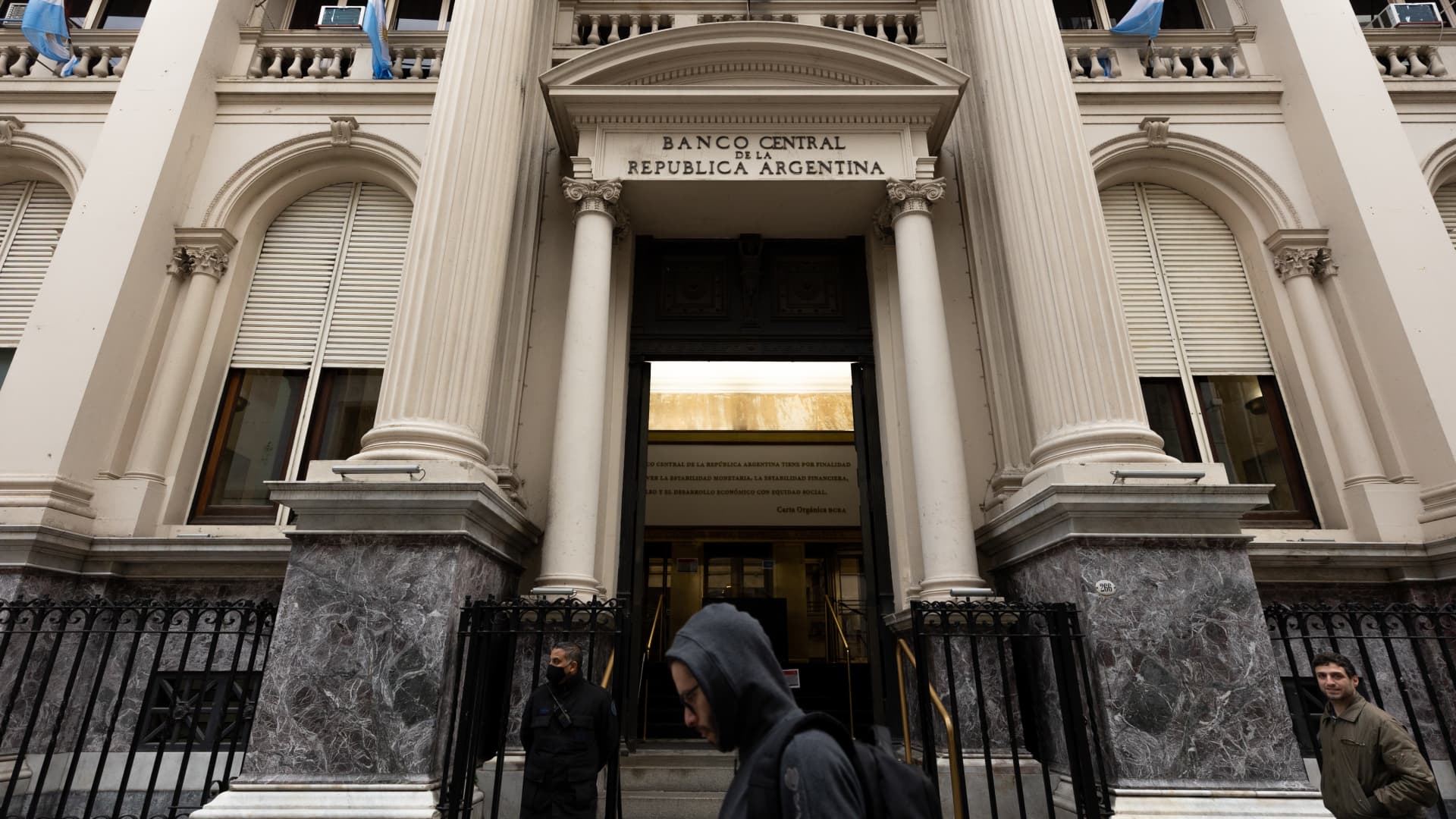 Argentina hikes rate of interest by 550 foundation factors to 75% after inflation overshoots