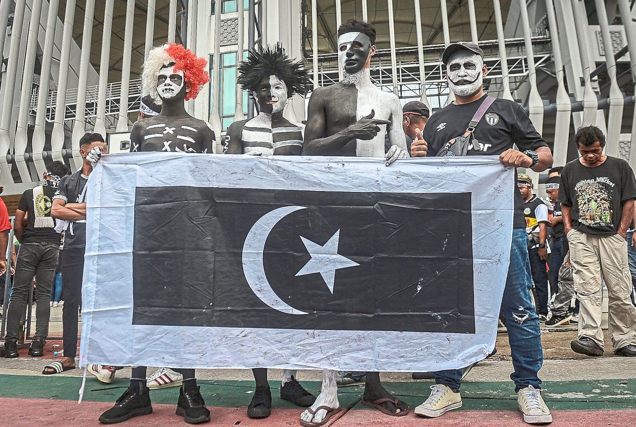 Soccer: Terengganu and JDT followers create carnival-like environment at Bukit Jalil