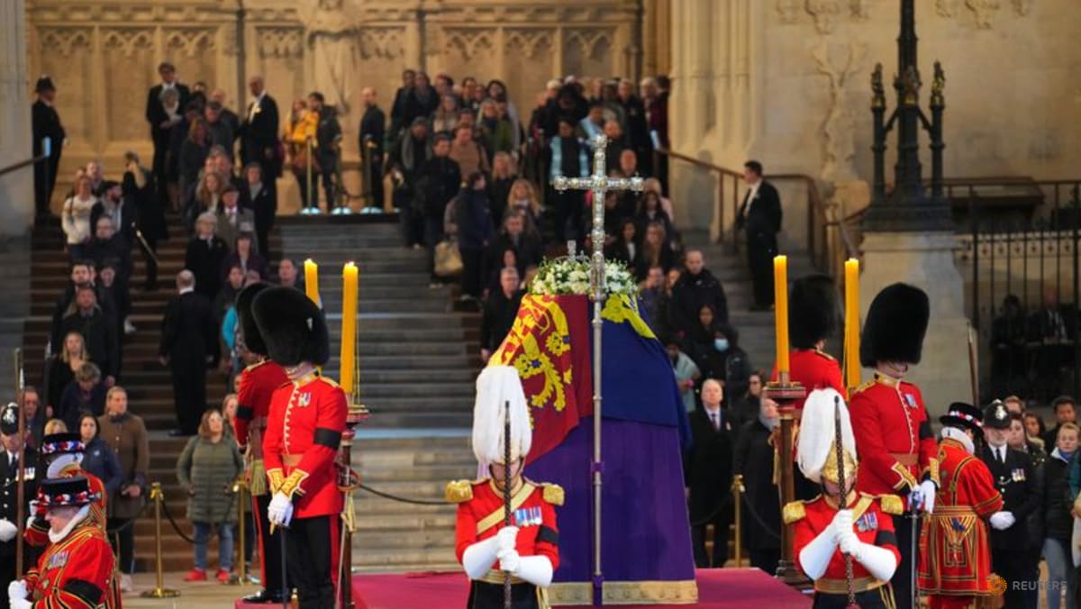 The queen’s queue: individuals line up for 16 hours to see coffin