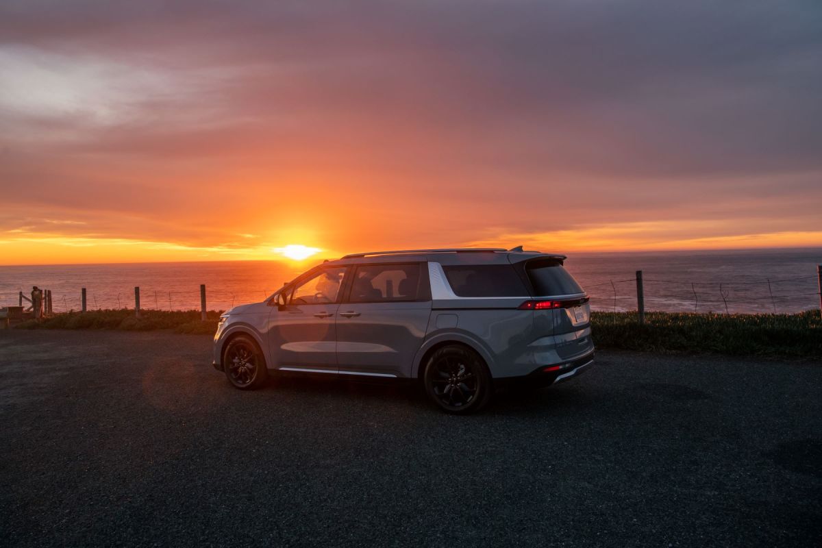 Does the 2023 Kia Carnival Have a Panoramic Sunroof?