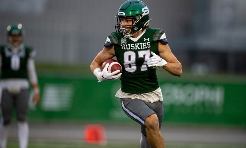 Huskies lengthen residence win streak, take down Thunderbirds on homecoming evening