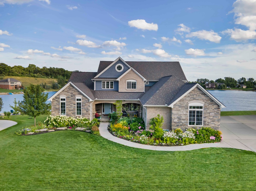 Oxford Township lakefront residence with pool, designed for luxurious life-style and entertaining – The Oakland Press