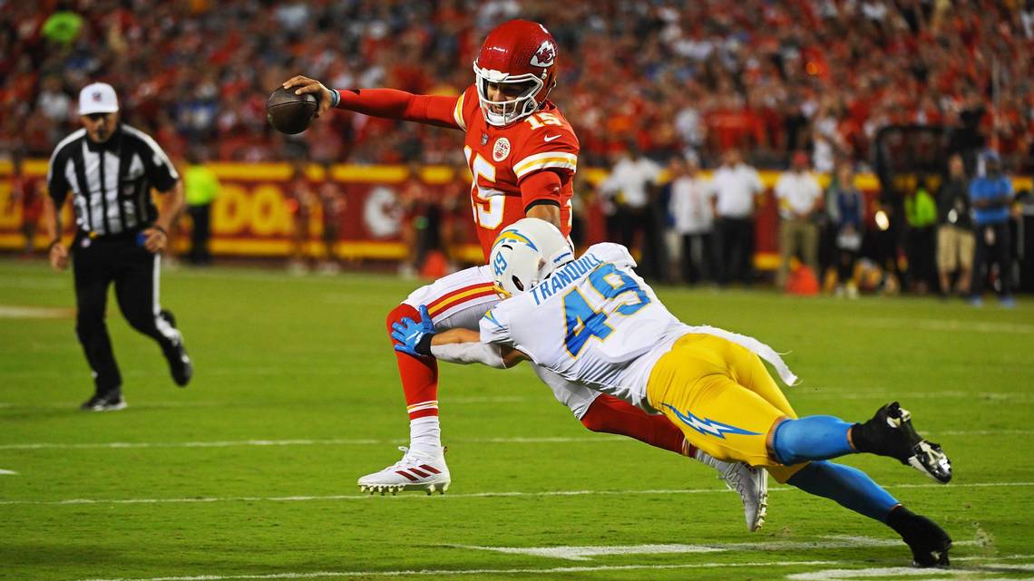 KC Chiefs Patrick Mahomes throws sidearm cross vs. Chargers