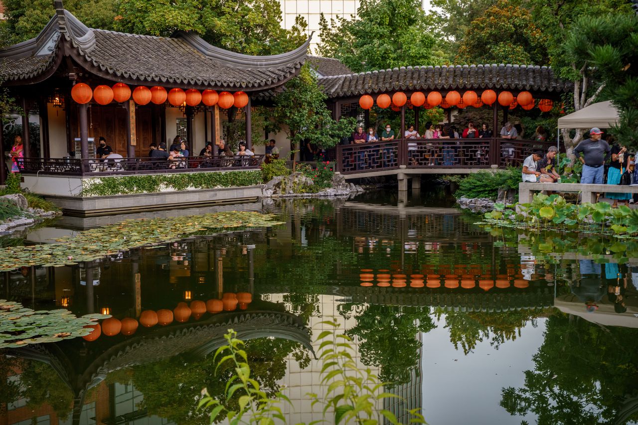 1000’s attend Portland’s Lan Su Chinese language Backyard for Mid-Autumn Pageant (images)