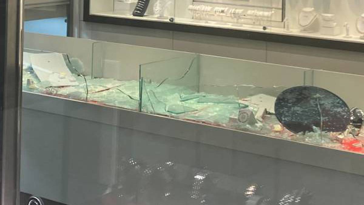 St Lukes shopping center raid: Police reply as Stewart Dawsons jewelry retailer focused by as much as eight masked robbers