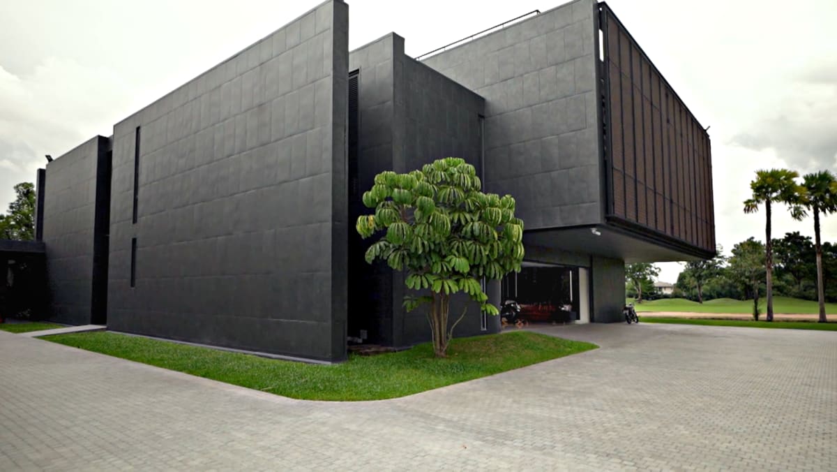 A construction constructed to seem like an impenetrable bunker is definitely house to a multigenerational Thai household