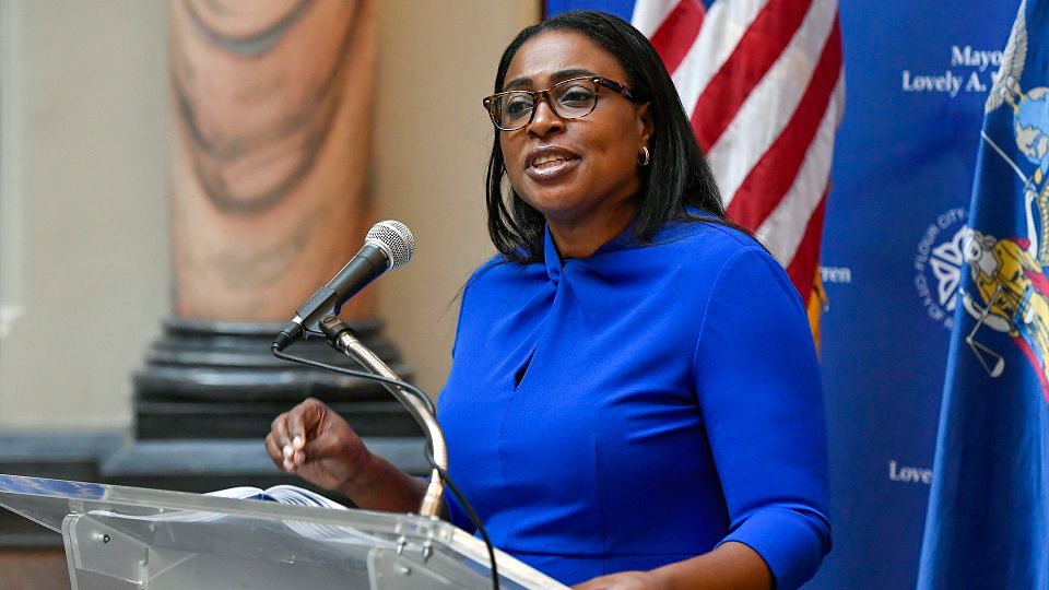 Ex-Rochester mayor Pretty Warren again in native politics