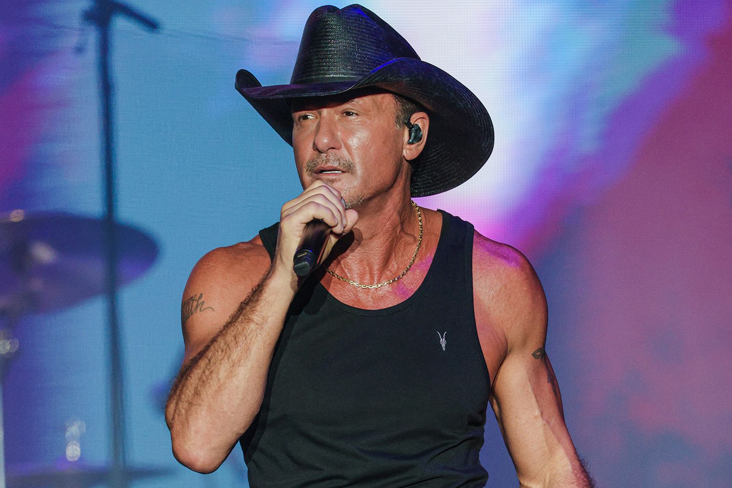 Tim McGraw Falls Backward Off Stage Throughout Arizona Efficiency