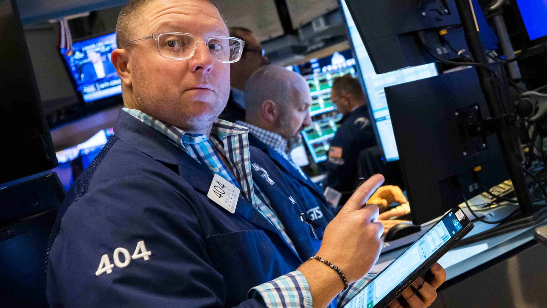 Dow rises barely in uneven buying and selling as buyers weigh strong earnings, rising yields