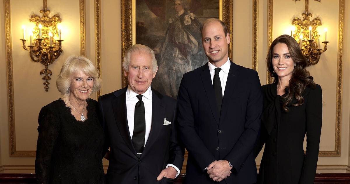 New picture of senior royals at Buckingham Palace launched