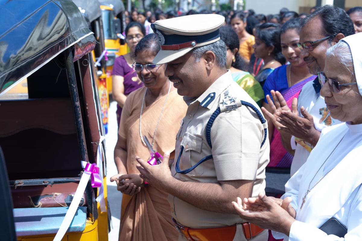 Guide racks in autorickshaws to inculcate studying behavior amongst commuters in Vellore