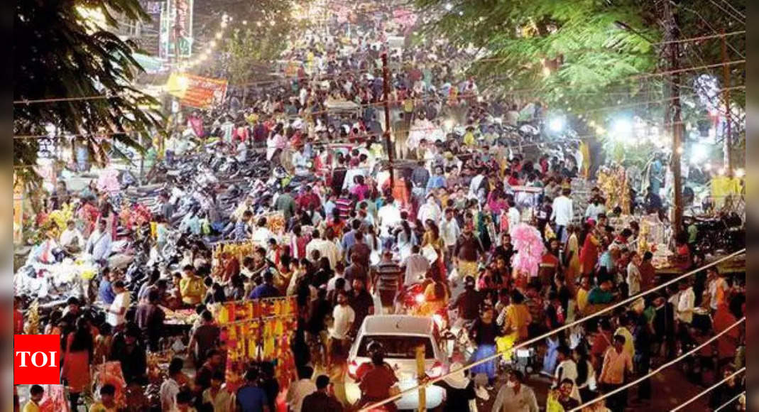 Lucknow markets abuzz as individuals go for last-minute buying | Lucknow Information