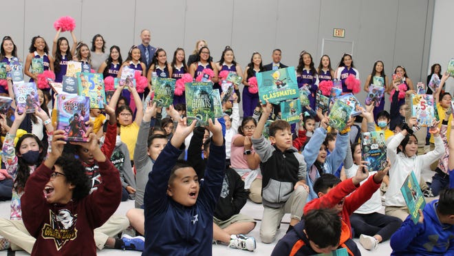 Socorro American Federation of Lecturers give books to Narbuth college students