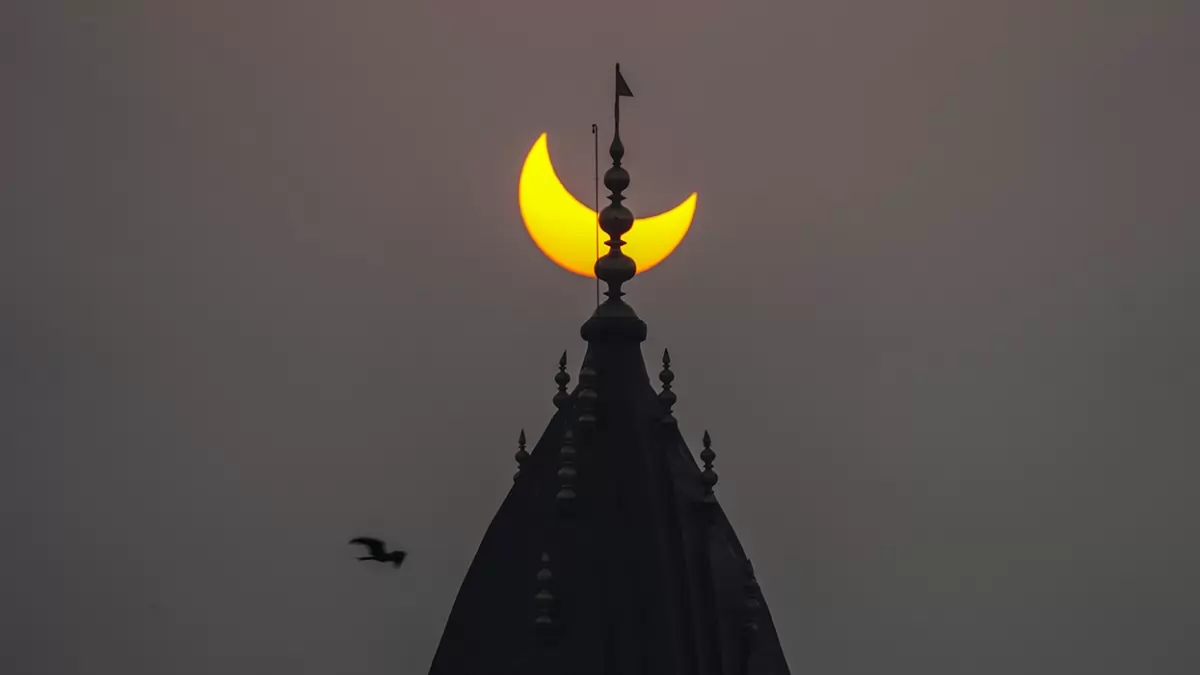 Partial Photo voltaic Eclipse Noticed Throughout India; Magnificent Magnificence Astounds Viewers