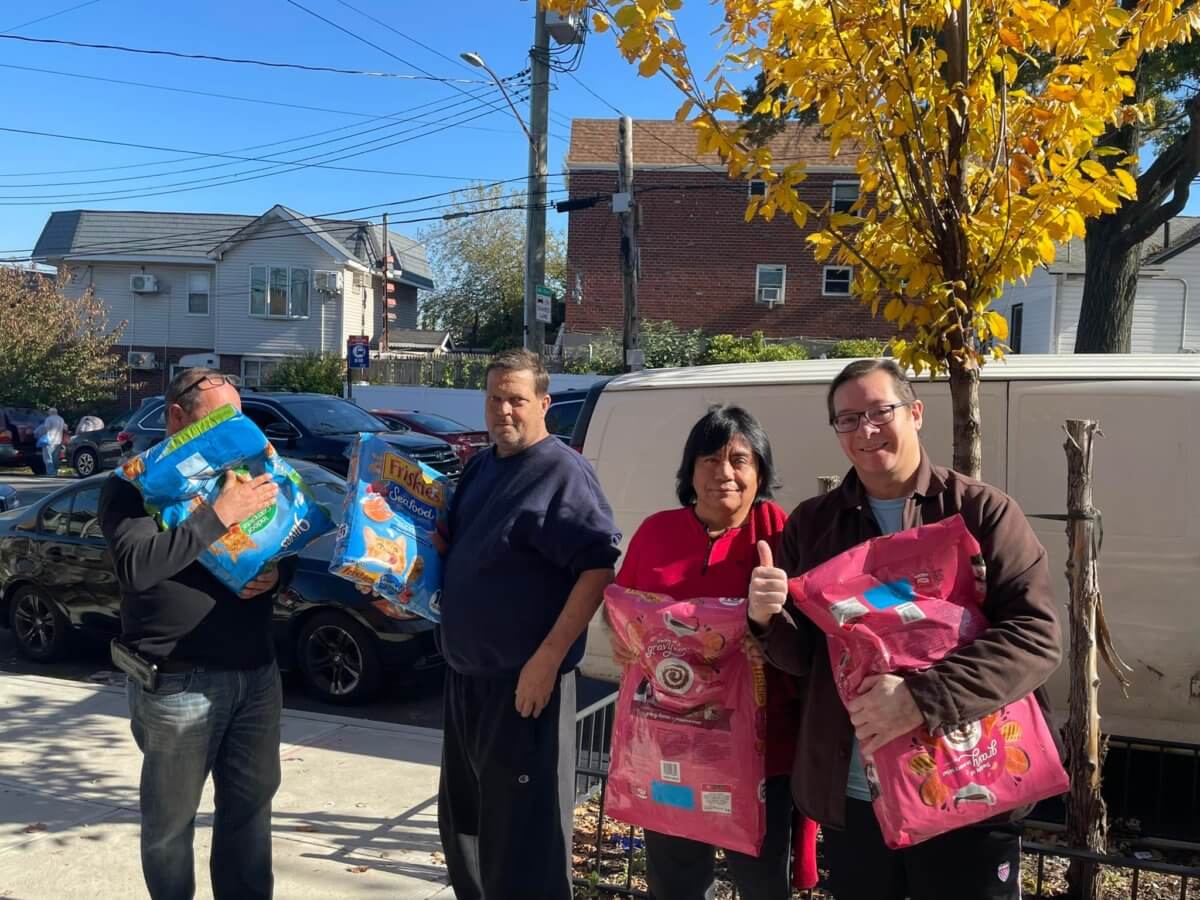 Councilman hosts pet meals drive in Maspeth – QNS.com