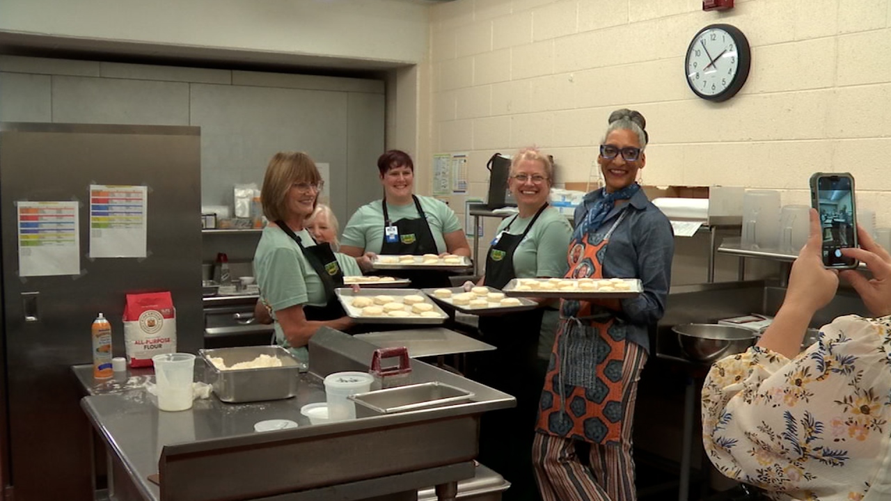 Movie star chef Carla Corridor cooks for Knoxville college students at Blue Grass Elementary