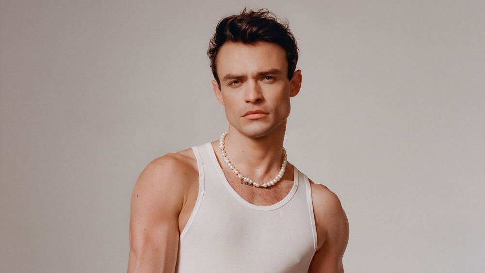 ‘Gossip Woman’ Star Thomas Doherty Forged in ‘Dandelion’