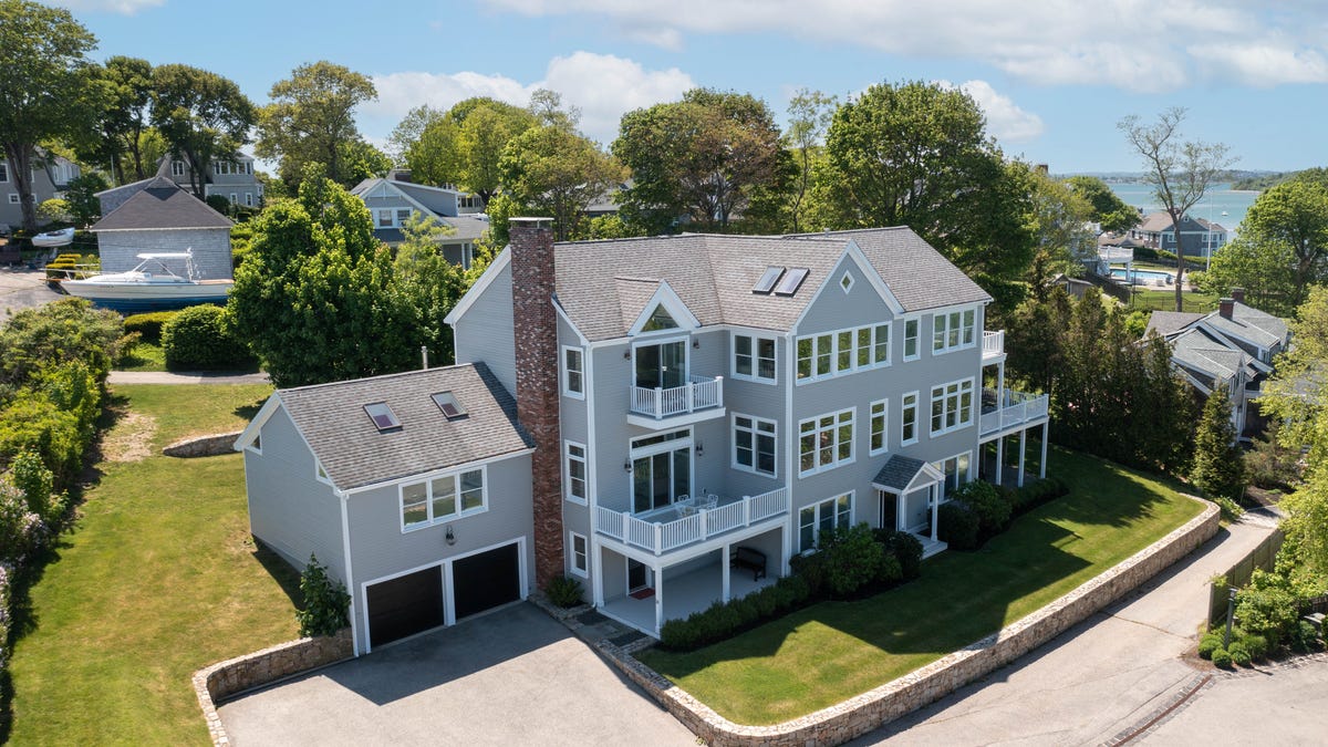 South Shore Actual Property: Crow Level dwelling on the market in Hingham: .949M – Depraved Native