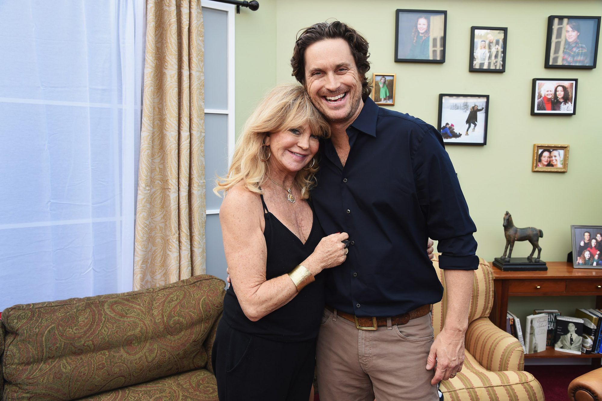 Oliver Hudson Shares Clip of Mother Goldie Hawn’s Trampoline Exercise