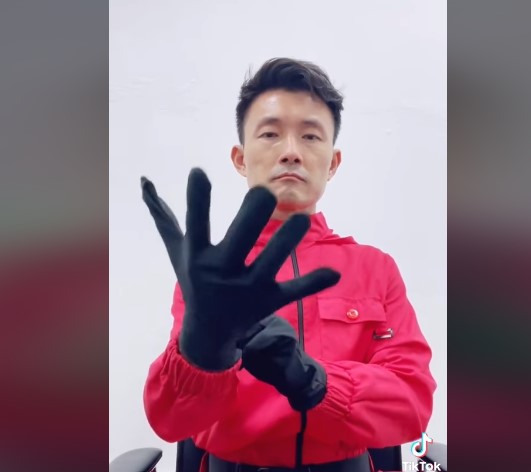 PAP MP Baey Yam Keng in Squid Video games costume for Halloween — Netizens say ‘tasteless for present financial scenario’ and to ‘do one thing to assist Singaporean lives’ as a substitute –