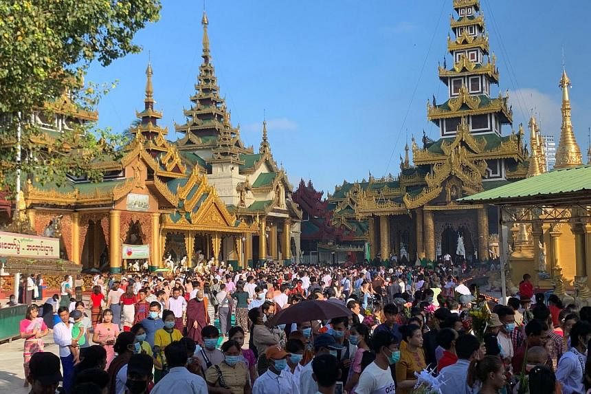 1000’s throng Myanmar’s Shwedagon to mark Buddhist competition of lights