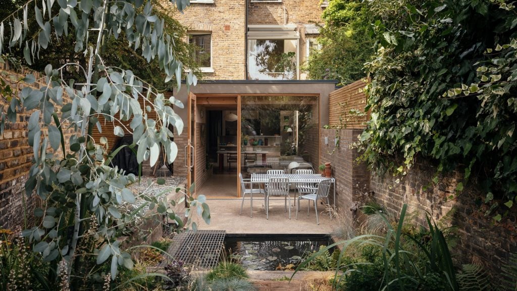 Nimtim Architects creates London dwelling extension with walled backyard