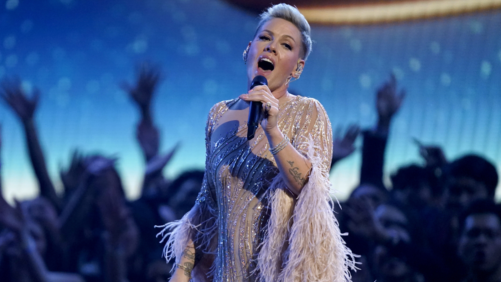 American Music Awards 2022: Pink pays tribute to Olivia Newton-John with ‘Hopelessly Dedicated to You’ from ‘Grease’