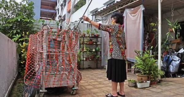 HDB resident shocked to seek out gondola raise parked on her balcony, contractor thought it was ‘public property’, Singapore Information