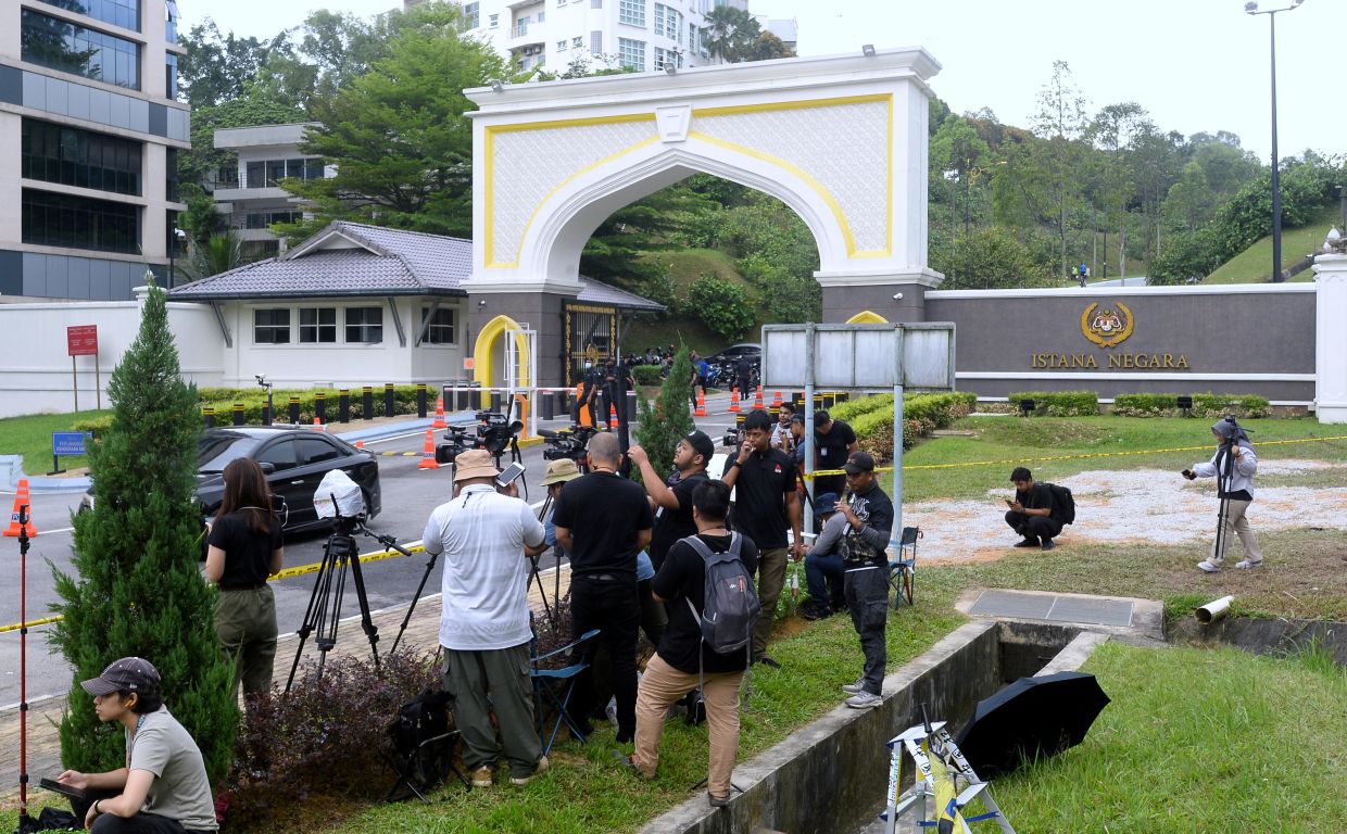 No political leaders seen at Istana Negara with 2pm deadline looming