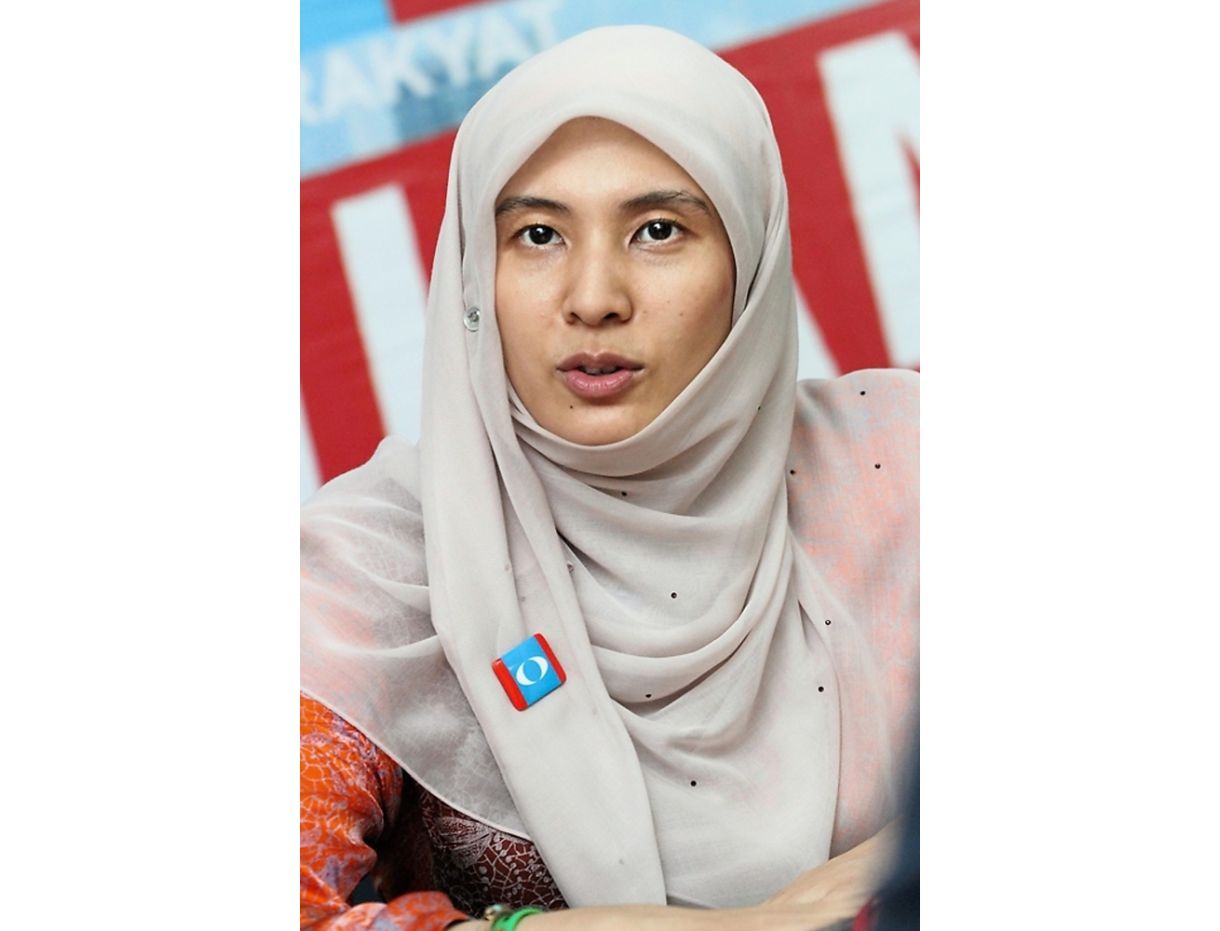 Nurul Izzah pens transferring tribute to her father