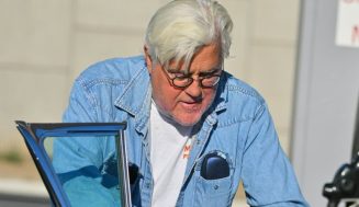 Jay Leno acting at California comedy membership, two weeks after burn accident