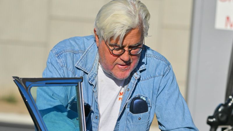 Jay Leno acting at California comedy membership, two weeks after burn accident