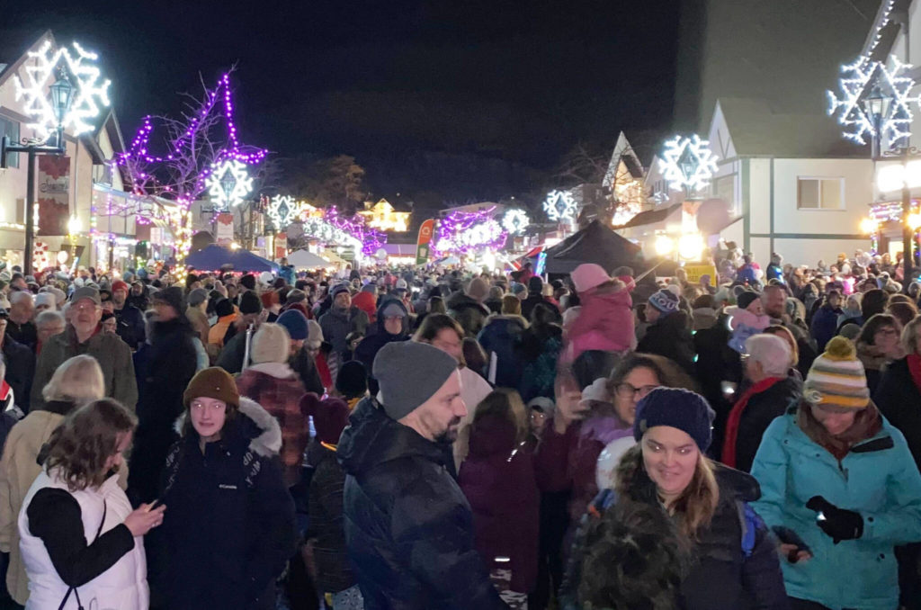 Crowds out for Summerland Competition of Lights