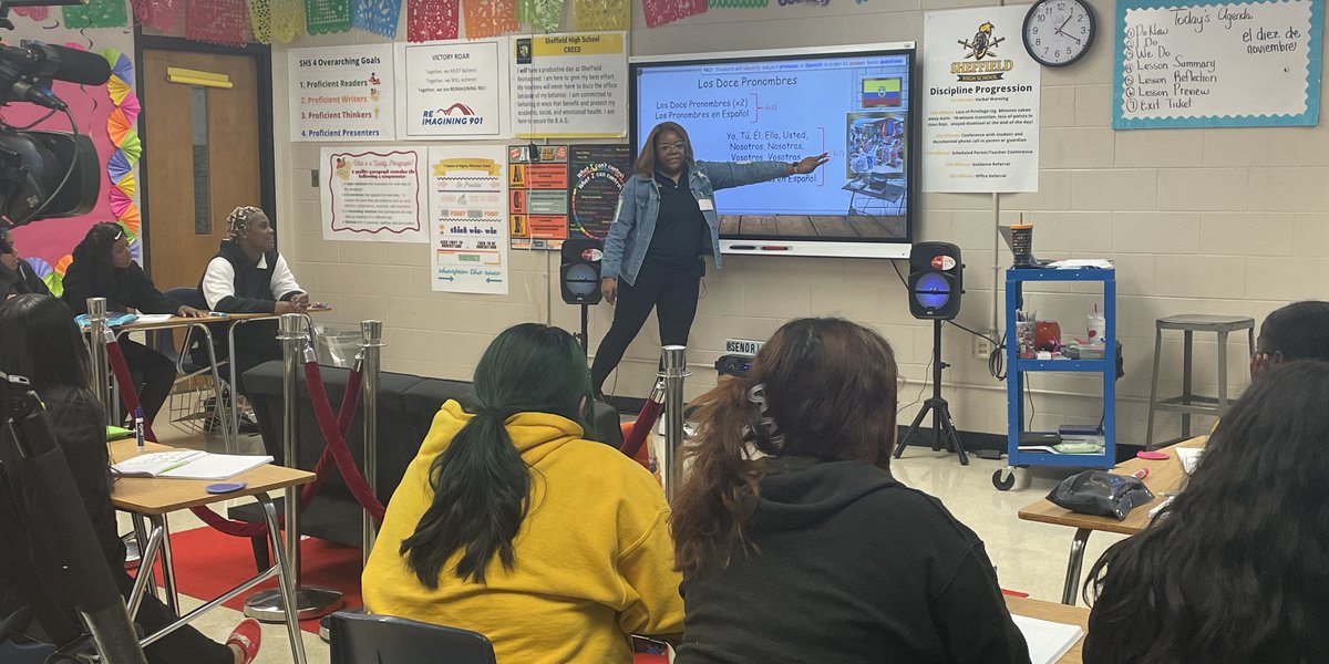 MSCS Spanish instructor goes viral on-line, makes use of music to succeed in college students and thousands and thousands extra