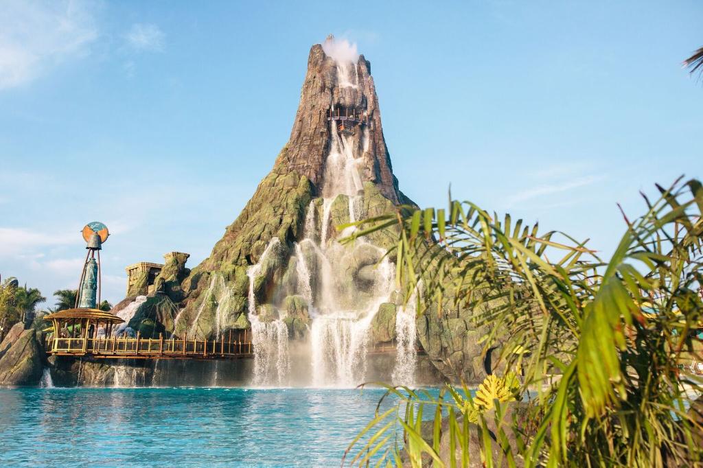 Common’s Volcano Bay Water Park Closing November 17 & 18