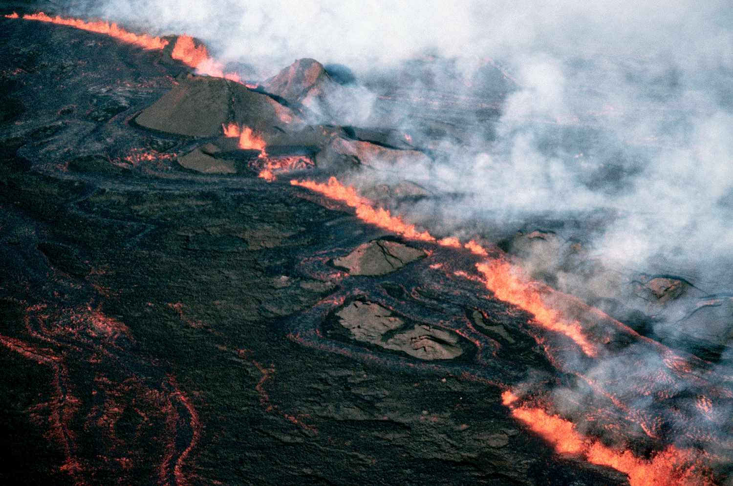 Mauna Loa Volcano in Hawaii Erupts For the First Time in 38 Years