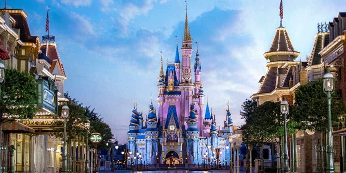 Fistfight Breaks Out in Disney World, Company Should be Restrained