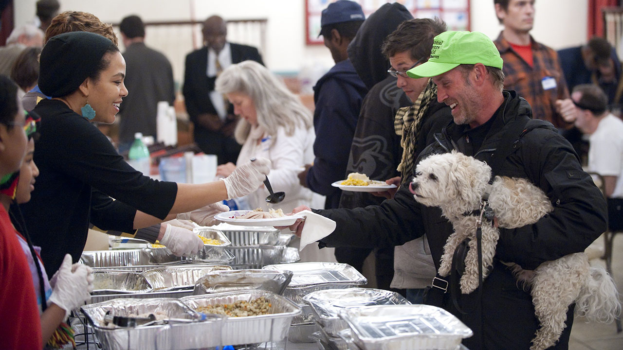 Which meals are unsafe to feed my pets on Thanksgiving?