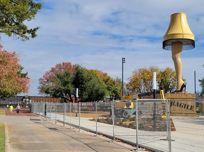 Oklahoma city marks ‘Christmas Story’ ties with new 50-foot leg lamp