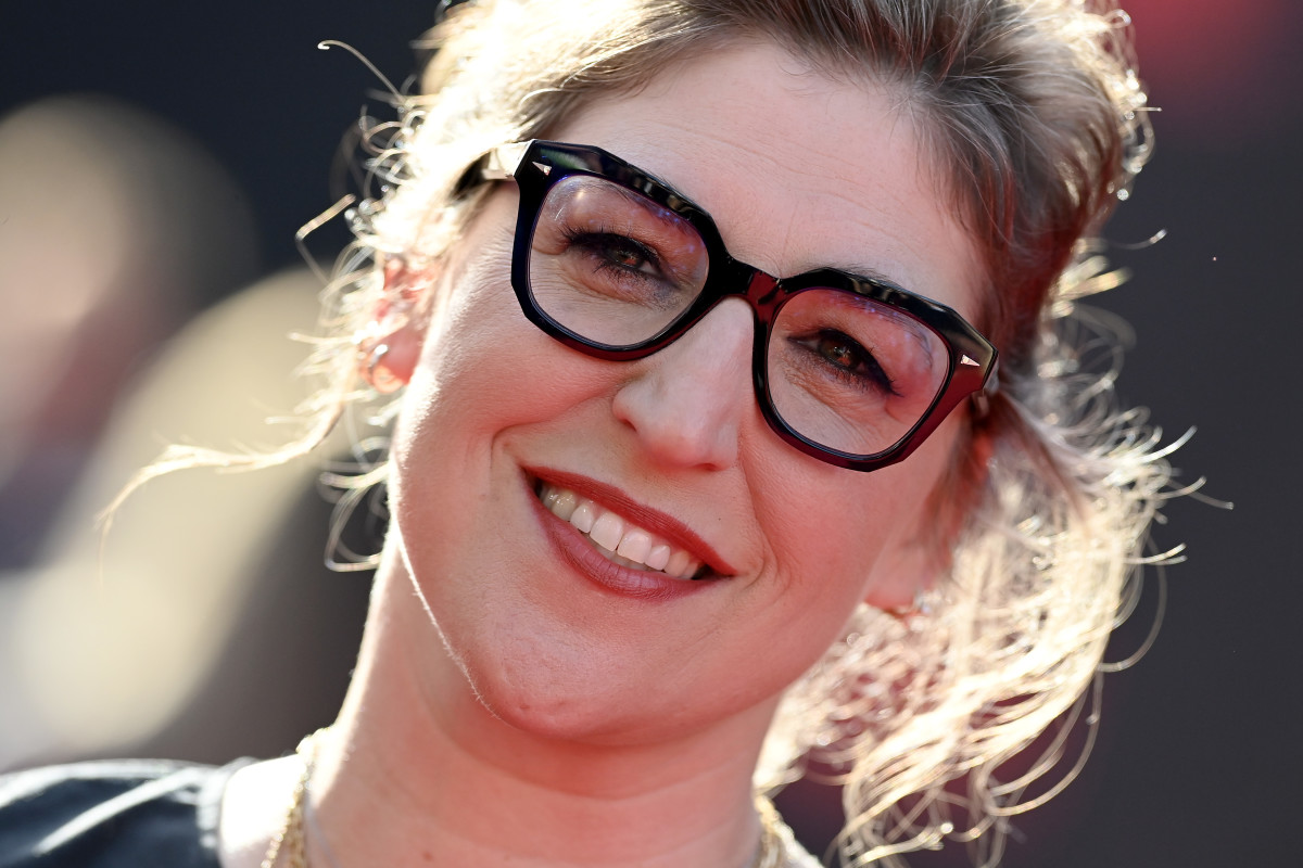 Mayim Bialik Shares Selfies With Contestants on ‘Superstar Jeopardy’