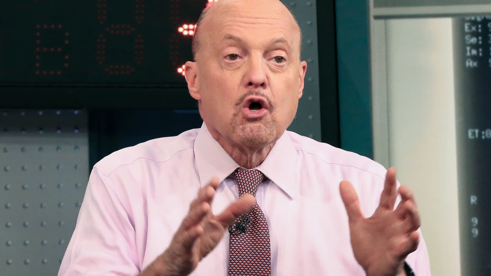 Cramer warns buyers to not repeat this yr’s errors with regards to tech shares