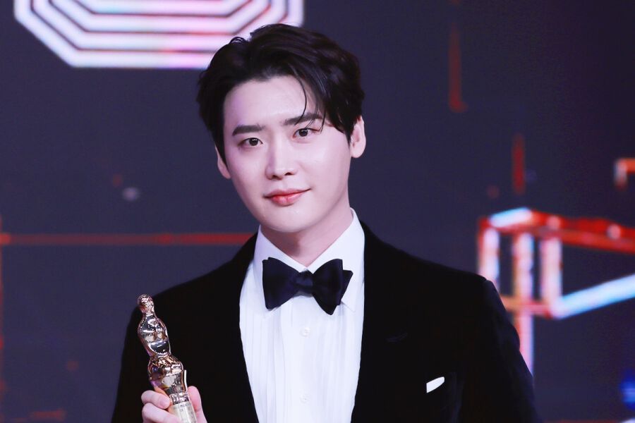 Lee Jong Suk’s Company Responds To Courting Rumors Brought on By His 2022 MBC Drama Awards Acceptance Speech